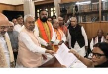 نتیش کمار: ایک ‘بے توقیر’ رخصتی اور بکھرتا ہوا سماجوادی خواب